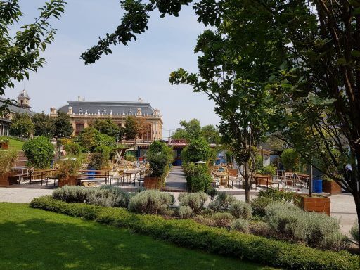 Belle esplanade à côté de la gare de Nyugati