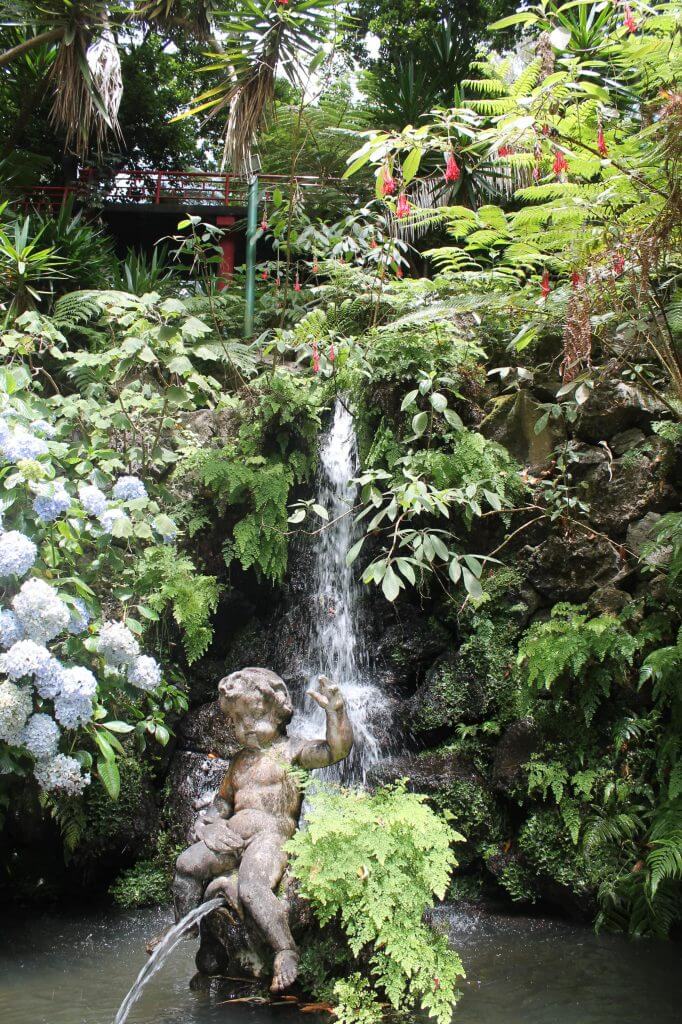 cascade dans le jardin de Monte Palace à Madère