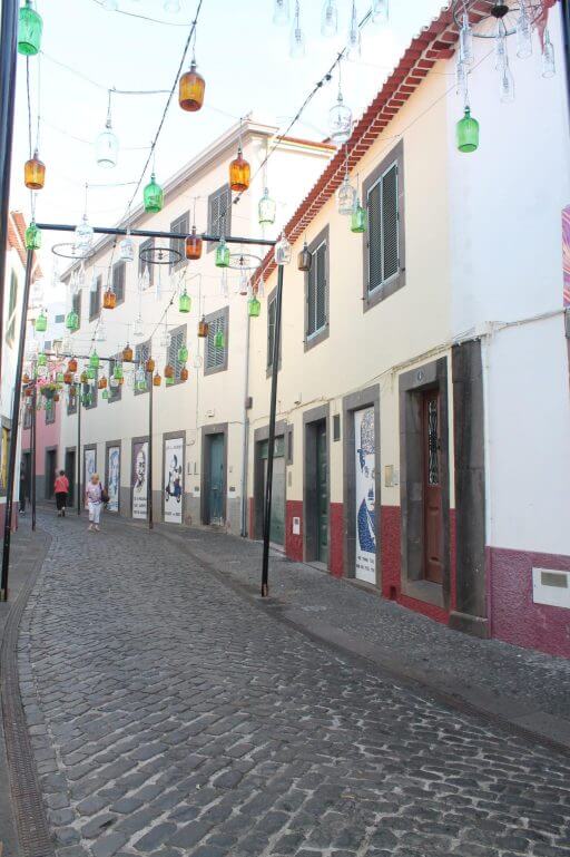 rue décorée de camara de lobos à Madère