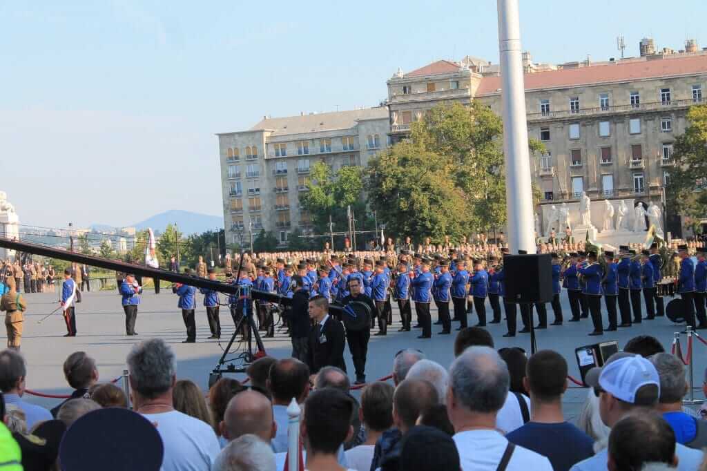 Cérémonie devant le Parlement de Budapest le jour de la fête nationale