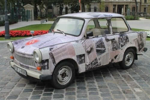 Traban devant le musée national de Hongrie à Budapest