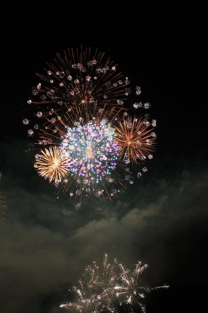 Magnifique feu d'artifice lors de la fête nationale à Budapest
