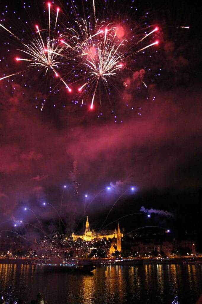 Feu d'artifice lors de la fête nationale à Budapest