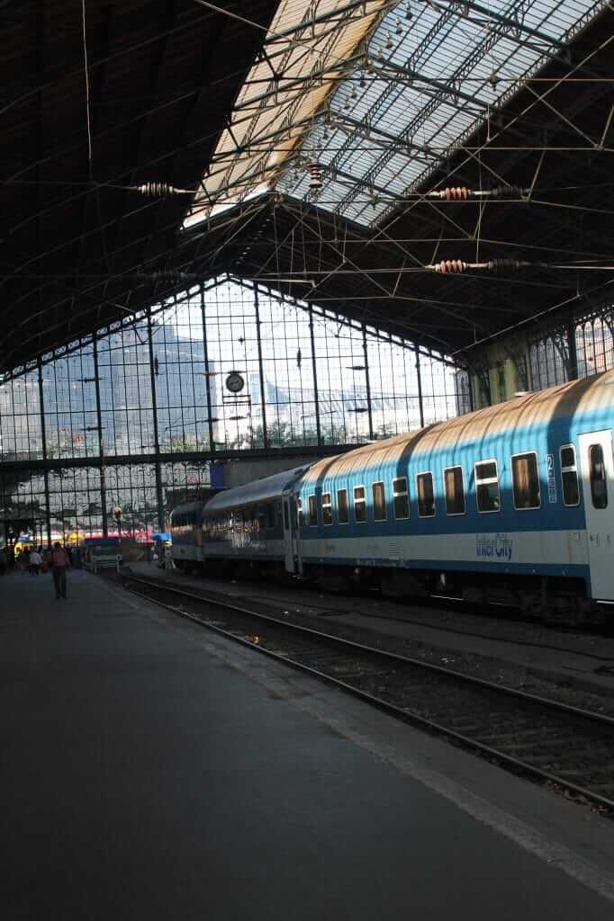train dans la gare de Nyugati Palyaudvar à Budapest