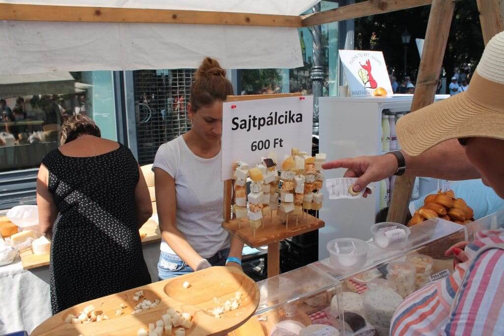 Stand de fromages sur le marché des saveurs à Budapest