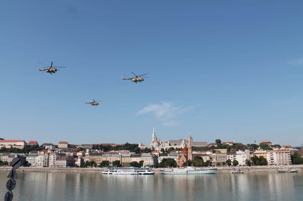 Fête nationale à Budapest, avions au-dessus du Danube
