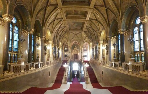 Escalier d'honneur dans le Parlement de Budapest en Hongrie