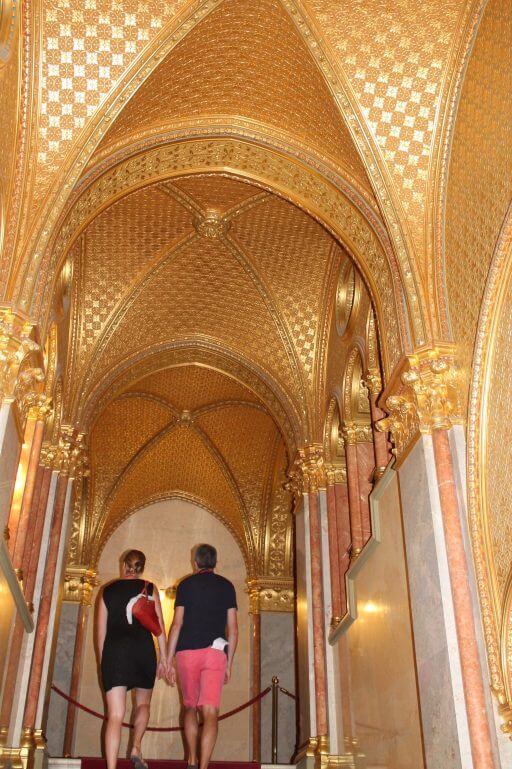 escalier d'or dans le parlement de Budapest