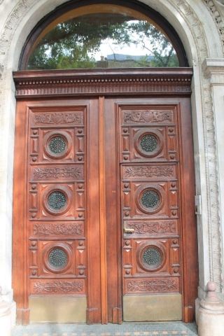 Porte sculté Avenue Andrassy-min Porte sculté Avenue Andrassy à Budapest