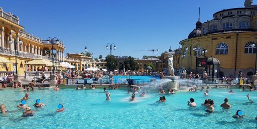 Piscines extérieures des bains Széchenyi à Budapest