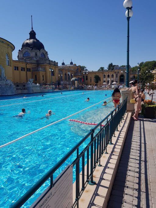Piscine extérieure des bains Széchenyi