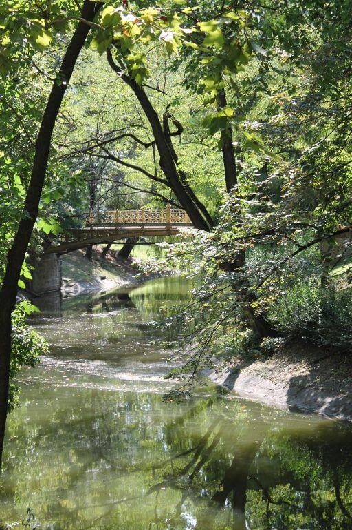 Pont dans le parc du quartier de Varosliget à Budapest