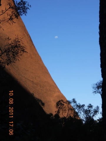 La lune et Uluru Centre rouge en Australie