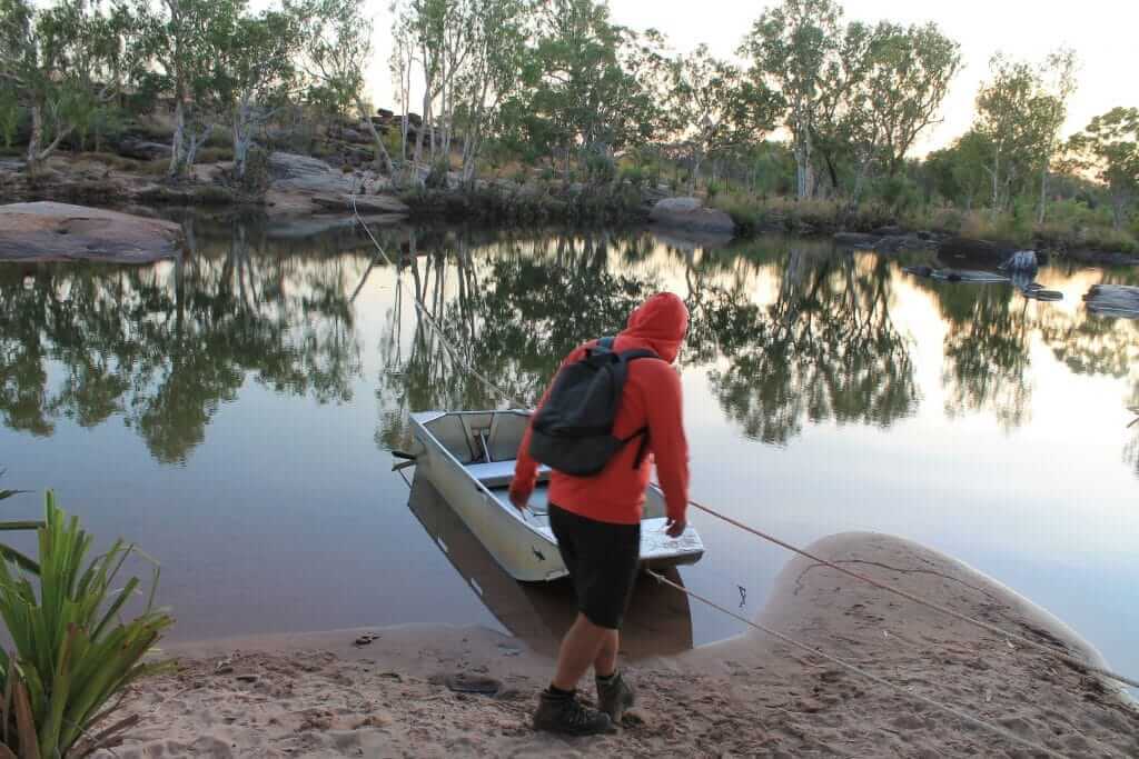 Barque pour traverser la rivière et accéder au chemin de Manning Gorge