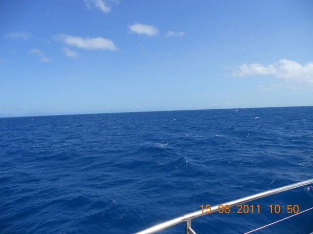 La mer en allant sur la grande barrière de corail en Australie