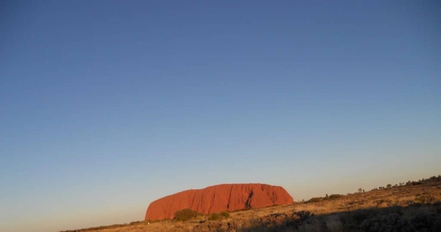 coucher de soleil sur Uluru dans le centre rouge en Australie