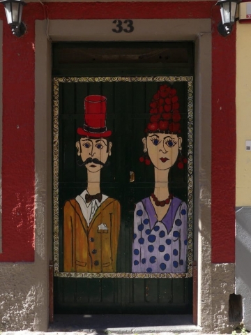 Funchal Vieille ville porte décorée (5) Porte décorée de personnages à Funchal