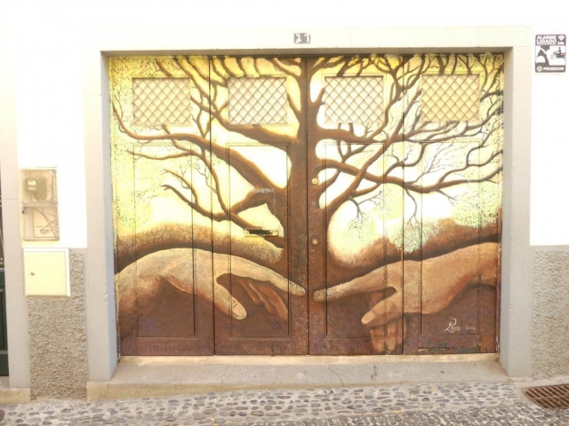 Funchal Vieille ville porte décorée (7) Garage décorée d'un arbre à Funchal