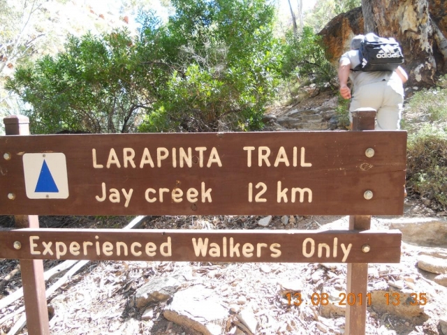 Panneau Larapinta Trail dans le centre rouge en Australie