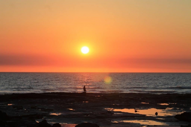 Soleil couchent sur Cable Beach Soleil couchent sur Cable Beach en Australie