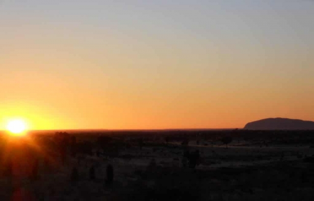 lever de soleil sur Uluru dans le centre rouge en Australie