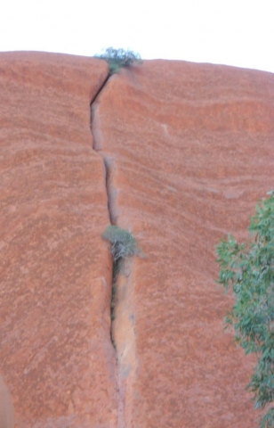 Rocher Ayers Rock dans le centre rouge en Australie