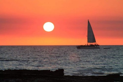 Voilier au soleil couchant à Cable Beach en australie