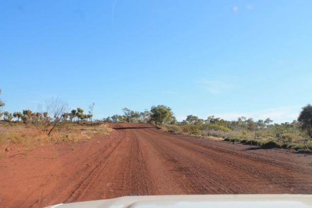 piste de terre dans le parc de Karijini piste de terre dans le parc de Karijini en Australie