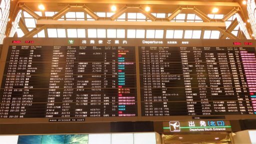 Tableau d'affichage à l'aéroport de Narita à TOKYO au Japon