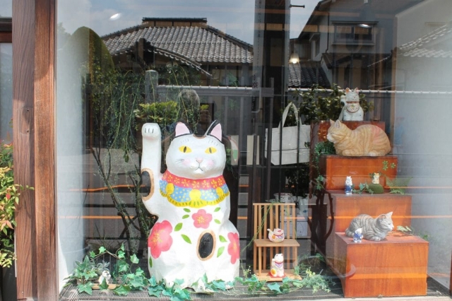Chats porte-bonheur dans le quartier de Yanaka à Tokyo