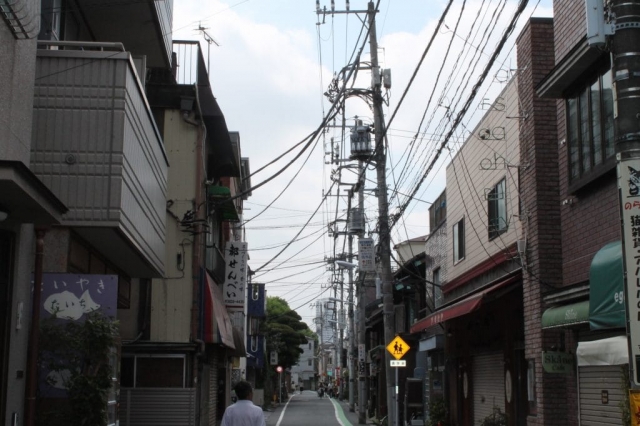 L'anarchie électrique dans le quartier de Yanaka à Tokyo