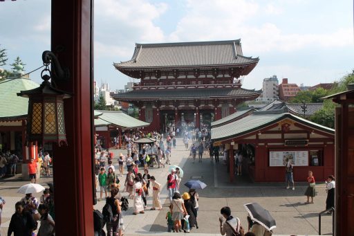 Porte Hozomon vu du temple Senso-Ji à Tokyo au Japon