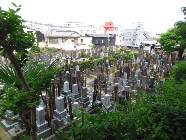 Tradition dans un cimetière à Yanaka à Tokyo