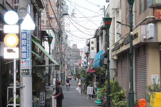 Une rue dans le quartier de Yanaka à Tokyo