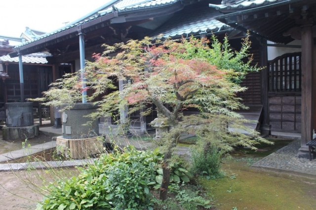 détail d'un temple dans le quartier de Yanaka à Tokyo