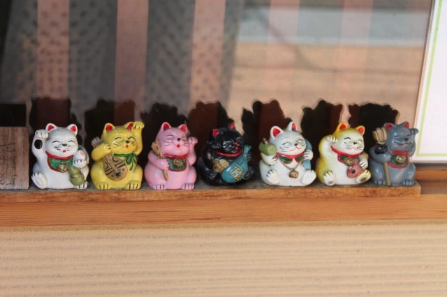 sur le rebord d'une fenêtre dans le quartier de Yanaka à Tokyo