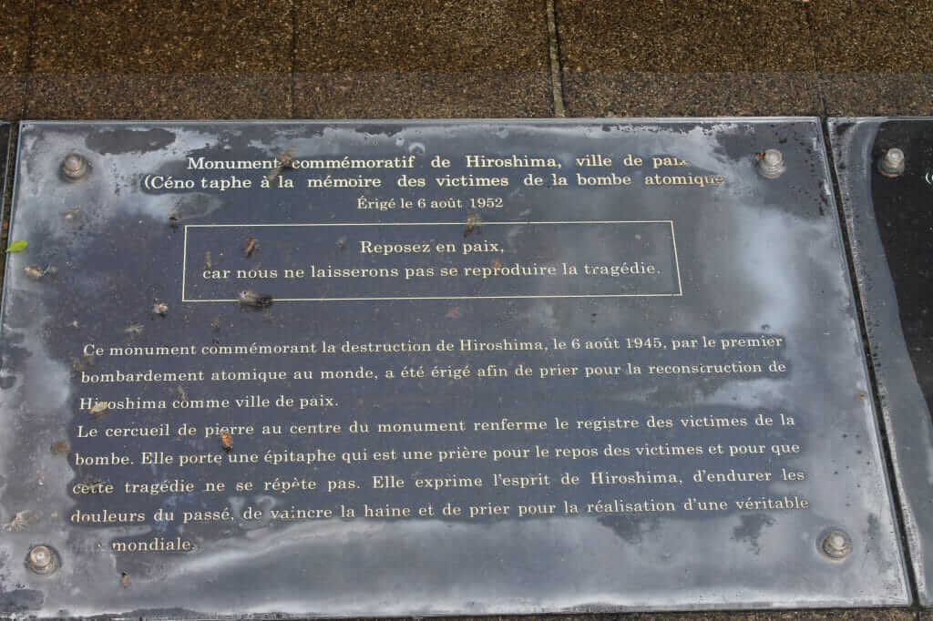 Devant le cénotaphe du parc de la paix