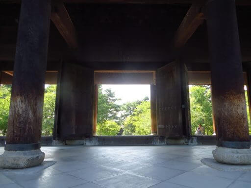 Gigantisme de la porte San-mon du temple Nanzen-ji