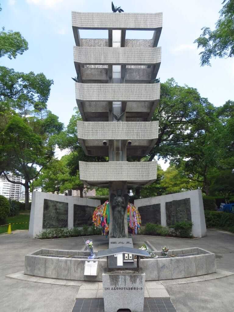 monument dans le parc de la paix à Hiroshima