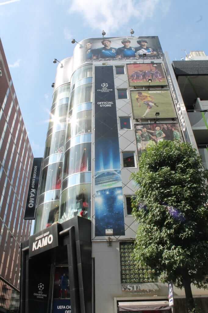 étincelante façade à Shibuya