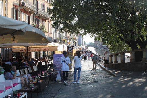 Dans les rues du quartier de Navigli à Milan