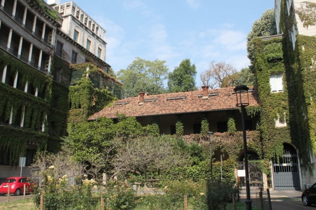 Quand la végétation envahit les maisons à Milan Quand la végétation envahit les maisons à Milan