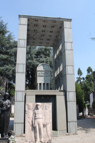 Tombes dans le cimetière monumental de Milan (9) Tombes dans le cimetière monumental de Milan (9)