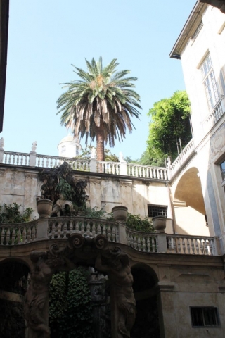 cour intérieure sur la via Garibaldi à Gênes cour intérieure sur la via Garibaldi à Gênes