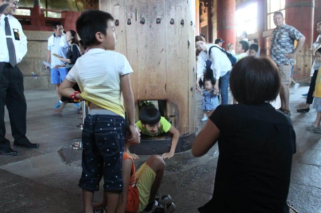 on pense même aux enfants dans le temple Todai-ji à Nara