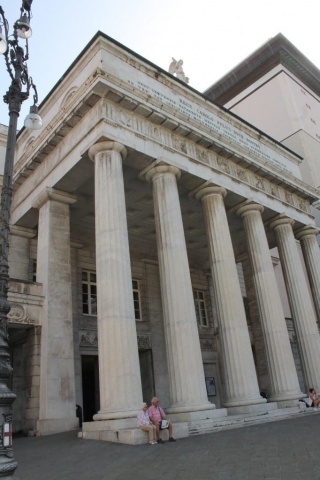 sur la piazza de Ferrari à Gênes sur la piazza de Ferrari à Gênes