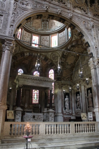 Intérieur de la cathédrale San Lorenzo à Gênes Intérieur de la cathédrale San Lorenzo à Gênes