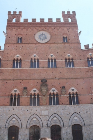 Détail de la Torre del Mangia à Sienne Détail de la Torre del Mangia à Sienne