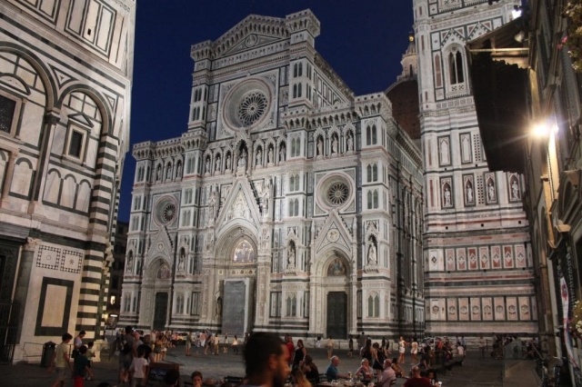 Place du duomo la nuit à Florence Place du duomo la nuit à Florence