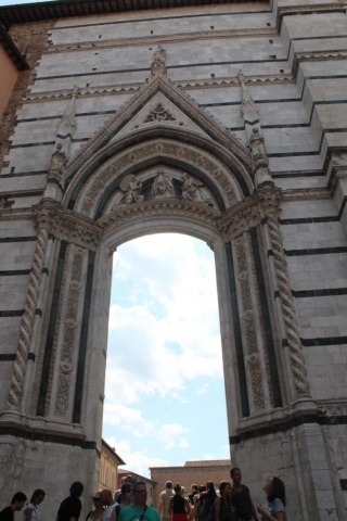 Porte aux abords de la cathédrale de Sienne Porte aux abords de la cathédrale de Sienne